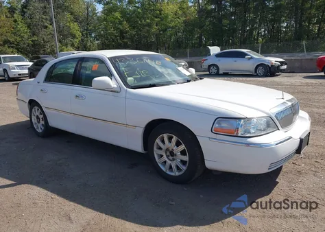 2009 Lincoln Town Car Signature Limited from USA, damaged, VIN 2LNHM82V09X633512